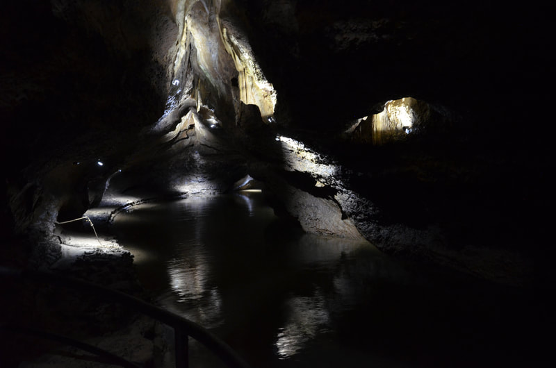 Jaskinia Remouchamps w Belgii. 