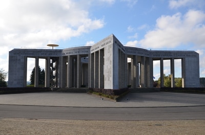 Monument op de Mardasson-heuvel in Bastogne. Belgie. 