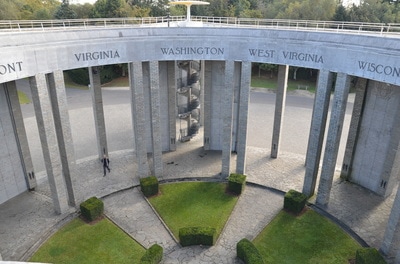 Monument op de Mardasson-heuvel in Bastogne. Belgie. 