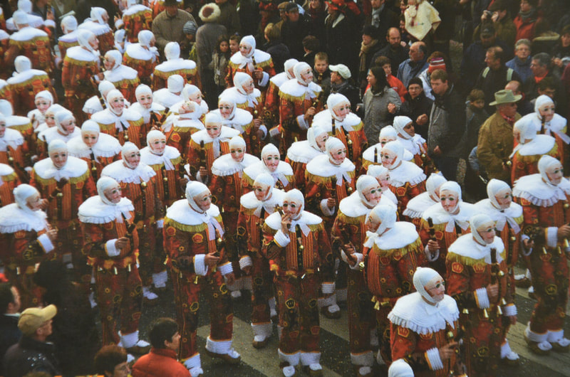 De karakters van Gilles tijdens het carnaval in Binche. België. Foto: www.empain.net. 