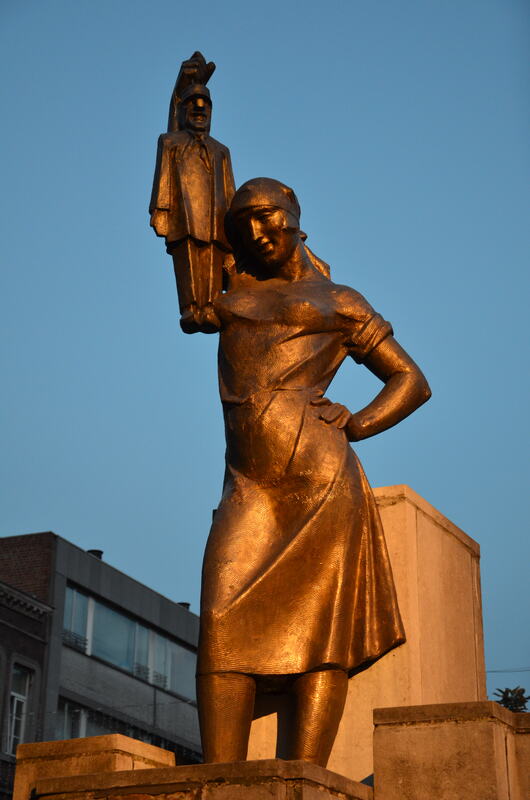 Het standbeeld van Nanesse in Luik. 