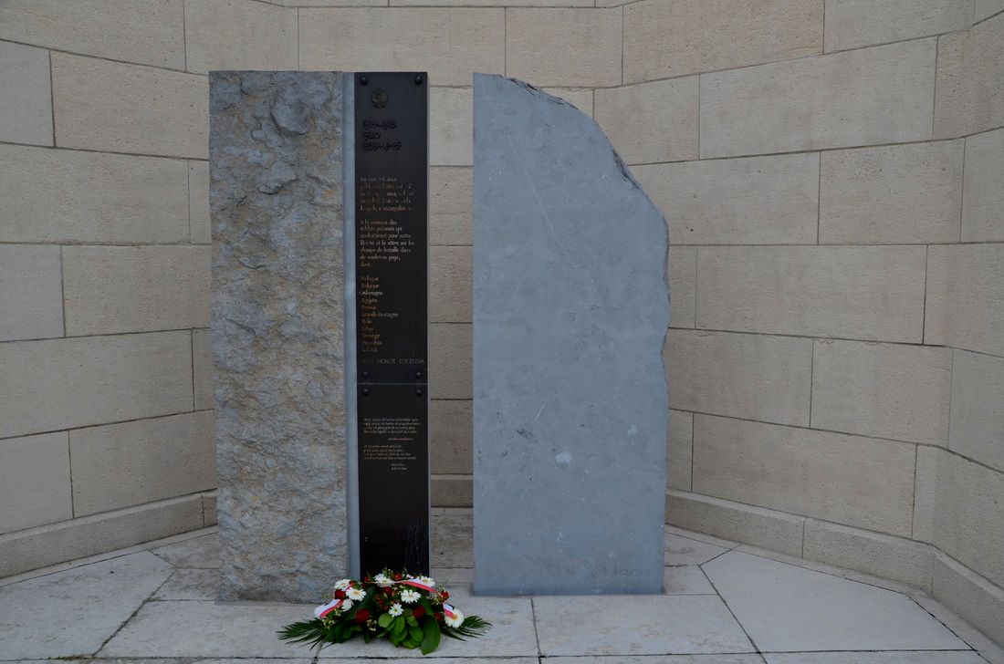 Monument opgedragen aan Poolse soldaten die zijn omgekomen op de fronten van de Tweede Wereldoorlog. Luik, België. 