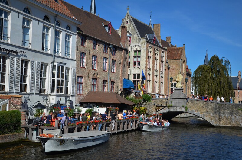 Podróż łodzią kanałami Brugii. Belgia. 
Boat trip through the canals of Bruges. Belgium.