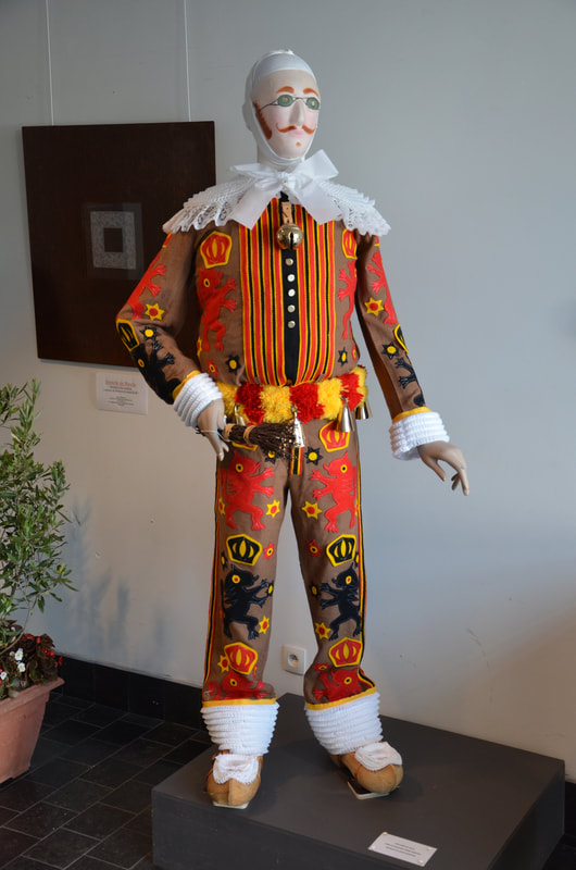 Een kostuum gedragen door deelnemers aan het carnaval van Binche. België. 