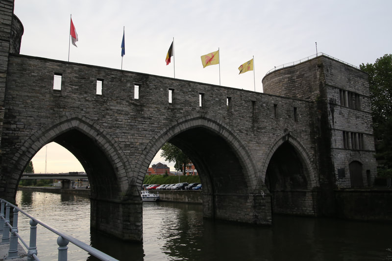 Pont des Trous, 13th century stone bridge in Tournai. Belgium.
Pont des Trous, XIII wieczny most kamienny w Tournai. Belgia. 