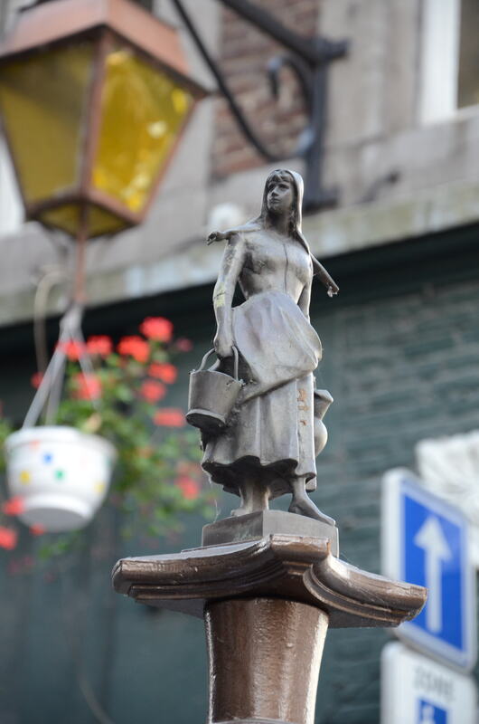 Het standbeeld van Nanesse in Luik. 