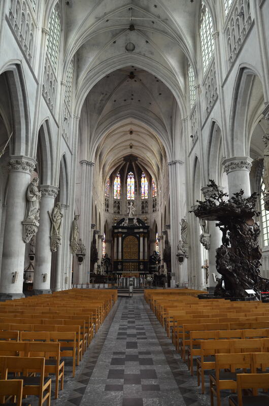 Het interieur van St. Rumbold in Mechelen. Belgie.