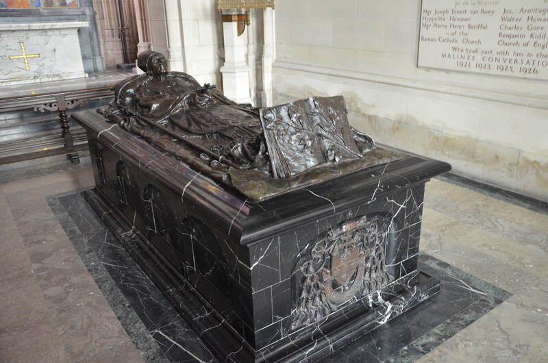 Het graf waar aartsbisschop Joseph Mercier rust. St. Rumbold in Mechelen. Belgie.
